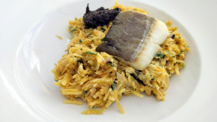 Bacalhau a Bras, bacalao salado rehidratado y asado con guarnición de patatas ralladas, huevos y pasta de aceitunas, versión de un plato tradicional