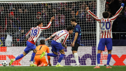 El Atlético de Madrid celebra el gol de Giménez en el tiempo añadido en el partido de Liga de Campeones frente al Inter