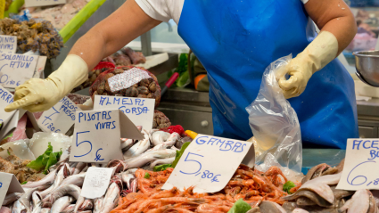 Puesto de pescado fresco en el Mercado Central de Abastos, Calle Doña Blanca, Jerez de la Frontera