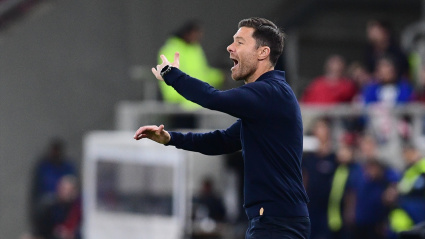 Xabi Alonso, entrenador del Real Madrid, hace un gesto durante el partido de la fase 5 de la Liga de Campeones de la UEFA 2025/26 entre el Olympiacos FC y el Real Madrid C.F. en el Estadio Georgios Karaiskakis