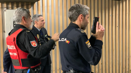 La Policía Nacional dispone de una moderna galería de tiro virtual en Zaragoza.