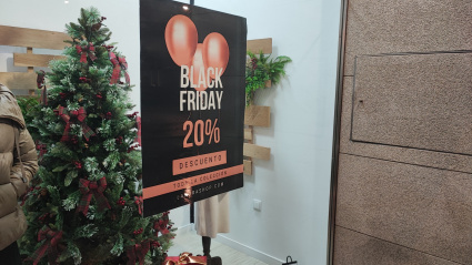 Cartel para anunciar el Black Friday en una tienda del casco histórico de Lugo