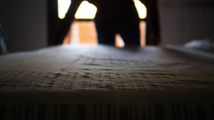 Imagen de recurso de una mujer haciendo la cama