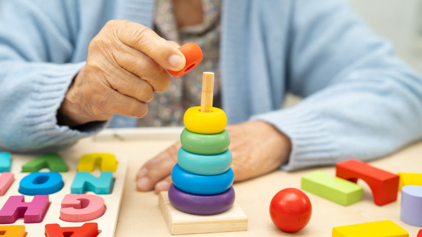 Imagen de archivo de una mujer con Alzheimer o problemas de memoria que realiza unos juegos