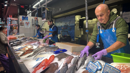 Imanol en su puesto del Mercado de Abastos de Vitoria, Pescados Imanol