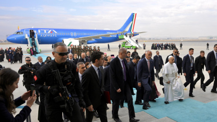 Ankara (Italy), 27/11/2025.- Pope Leo XIV arrives at Ankara Airport, the first stop on his apostolic journey in Ankara, Turkey, 27 November 2025. Pope Leo XIV's first foreign trip, to Turkey and Lebanon, aims to advance relations with Orthodox Christians and Muslims. (Papa, Líbano, Turquía) EFE/EPA/ALESSANDRO DI MEO