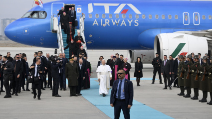 Ankara (Italy), 27/11/2025.- Pope Leo XIV arrives at Ankara Airport, the first stop on his apostolic journey in Ankara, Turkey, 27 November 2025. Pope Leo XIV's first foreign trip, to Turkey and Lebanon, aims to advance relations with Orthodox Christians and Muslims. (Papa, Líbano, Turquía) EFE/EPA/ALESSANDRO DI MEO