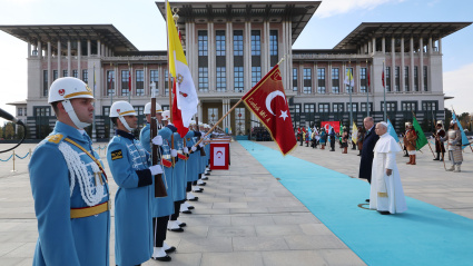 ANKARA (Turkey), 27/11/2025.- A handout picture made avaliable by Turkish Presidential Press Office shows Pope Leo XIV (R) and Turkish President Recep Tayyip Erdogan (2-R) reviewing an honor guard during a welcoming ceremony in Ankara, Turkey 27 November 2025. Pope Leo XIV is visiting Turkey and Lebanon between 27 November to 02 December in his first trip outside Italy as pontiff. (Papa, Italia, Líbano, Turquía) EFE/EPA/MURAT CETINMUHURDAR / TURKISH PRESIDENTIAL PRESS OFFICE HANDOUT HANDOUT EDITORIAL USE ONLY/NO SALES