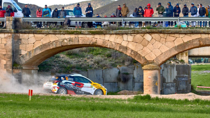 Uno de los vehículos participantes del Rallye en un tramo en Pedanías Altas