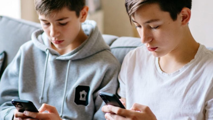Adolescentes utilizando redes sociales en el móvil