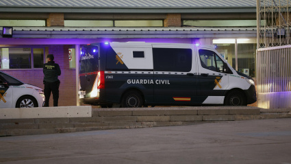 Vista del furgón policial que ha trasladado a José Luis Ábalos y Koldo García para ingresar este jueves en la cárcel de Soto del Real