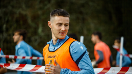 Beñat Turrientes con peto naranja durante una sesión de trabajo en Zubieta