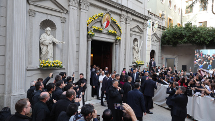 Istanbul (Turkey), 28/11/2025.- Pope Leo XIV (C) leaves after attending a meeting with bishops, priests, deacons, consecrated persons, and pastoral workers at the Cathedral of the Holy Spirit, also known as Saint Esprit Cathedral in Istanbul, Turkey, 28 November 2025. Pope Leo XIV is on his first apostolic journey outside Italy since his election as pontiff, visiting Turkey and Lebanon from 27 November to 02 December. (Papa, Italia, Líbano, Turquía, Estanbul) EFE/EPA/TOLGA BOZOGLU