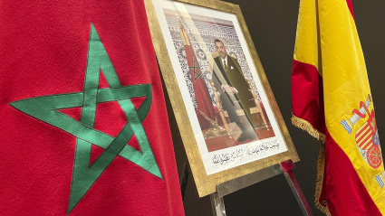 Banderas de Marruecos y España y una foto de Mohamed VI