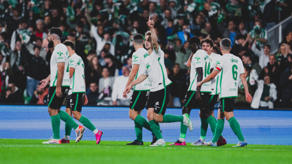 Javi Castro celebra con sus compañeros el gol marcado contra el Granada