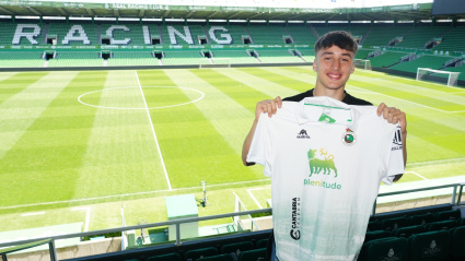 Jorge Salinas posa en El Sardinero con la camiseta del Racing