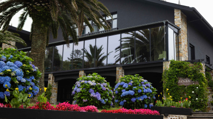 Exteriores del restaurante Regueiro, en Tox (Navia)