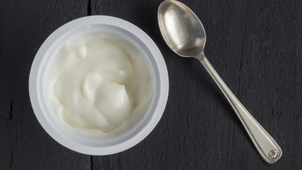Imagen de recurso de un yogur de plástico
