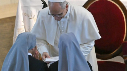 El Papa con las Hermanitas de los Pobres