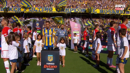 Los jugadores de Estudiantes realizan el pasillo de espaldas a los de Rosario Central.
