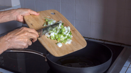 Imagen de recurso de una mujer cocinando