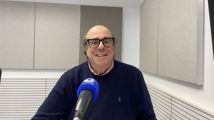 El óptico Manuel Sánchez Rubal con las gafas auditivas