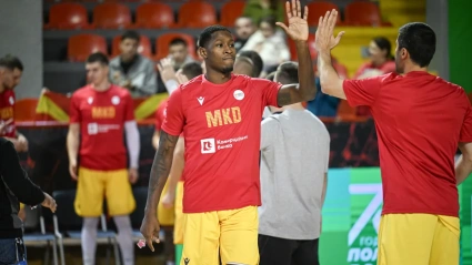 Moore en su presentación para el Macedonia del Norte - Azerbayán