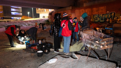 Personas durmiendo bajo un puente en Zaragoza