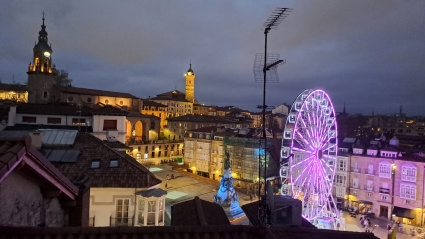 Ensayo de iluminación en la noria de la plaza de la Virgen Blanca en Vitoria