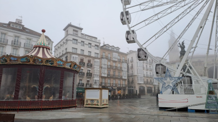 La noria y el carrusel han amanecido bajo la niebla antes de su encendido