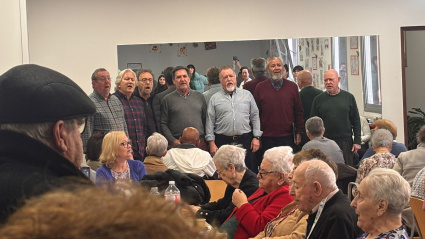 Momento de la actuación musical en el Centro Social de Ventanielles