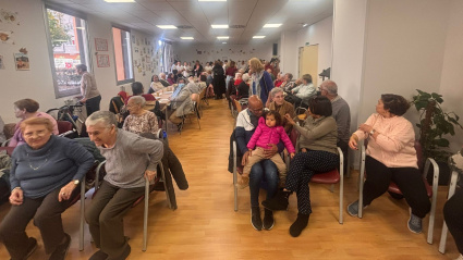 Participantes en el amagüestu comunitario de Ventanielles