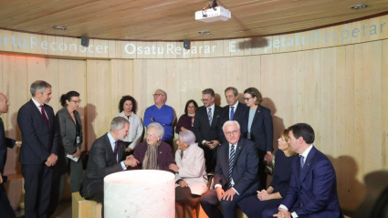 Imagen de Stenmeier y Felipe VI junto a Gracita y Mari Carmen en el Museo de la Paz
