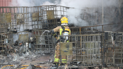 Un bombero en el incendio de Caldes de Montbui
