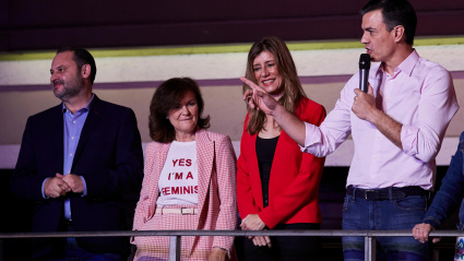 El presidente del Gobierno español y candidato del Partido Socialista Obrero Español (PSOE), Pedro Sánchez (derecha), pronuncia un discurso junto a su esposa Begoña Gómez y otros líderes del PSOE, José Luis Ábalos (1i) y Carmen Calvo (2i), durante un mitin de la noche electoral en Madrid después de que España celebrara elecciones generales.