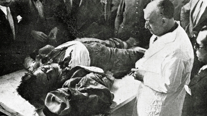 El doctor Piga observa el cadáver de Calvo Sotelo en el cementerio del Este