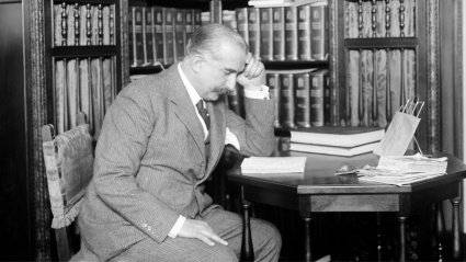 El comediógrafo gaditano Pedro Muñoz Seca, creador del género teatral cómico denominado "astracán", lee en su despacho