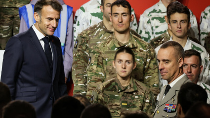 El presidente de Francia, Emmanuel Macron, se reúne con personal de servicio después de presentar un nuevo plan de servicio militar nacional en la base militar de Varces, en los Alpes franceses.
