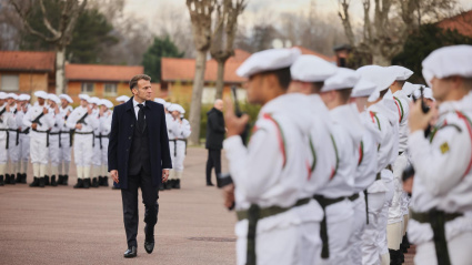 El presidente francés, Emmanuel Macron, pasa revista a las tropas y a los estudiantes de una escuela secundaria del ejército antes de su discurso para revelar un nuevo plan de servicio militar nacional en la base militar de Varces, en los Alpes franceses.