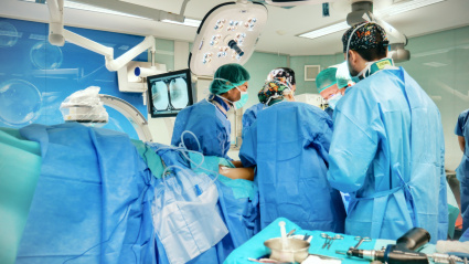 (Foto de ARCHIVO)Vista del quirófano en una intervención de Cirugía Ortopédica en el Hospital Virgen del RocíoREMITIDA / HANDOUT por HOSPITAL UNIVERSITARIO VIRGEN DEL ROCÍOFotografía remitida a medios de comunicación exclusivamente para ilustrar la noticia a la que hace referencia la imagen, y citando la procedencia de la imagen en la firma17/11/2025