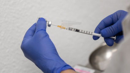 Una sanitaria prepara un vial durante el inicio de la campaña de vacunación de la gripe, en el Centro de Salud Segovia