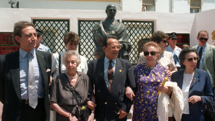 Dos de las hijas de Pedro Muñoz Seca, junto al alcalde de El Puerto de Santa María ante el monumento en memoria del famoso autor teatral