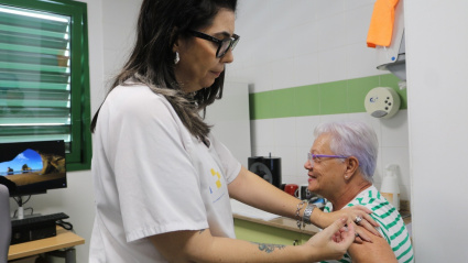 Una persona mayor se vacuna contra la gripe