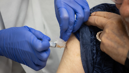 Una mujer se vacuna durante el inicio de la campaña de vacunación de la gripe