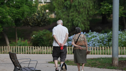 Dos jubilados pasean con su perro en Barcelona