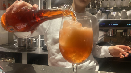 Sirviendo una copa de Amara Brava Spritz