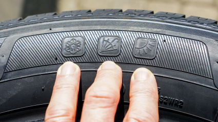 Marcas laterales de neumáticos para todas las estaciones con imágenes de copos de nieve, paraguas y sol.