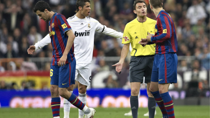 Mejuto González habla con Cristiano Ronaldo y Piqué en un Clásico.