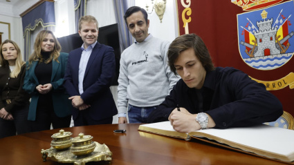 El joven futbolista ferrolano firmó en el Libro de Oro de la ciudad