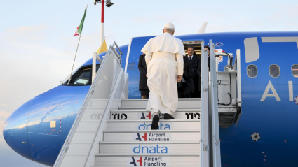 El Papa embarca en el avión en el aeropuerto de Roma